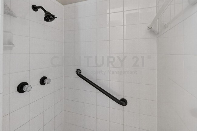 Building Photo - Beautiful 3/2/2 Townhome in Weatherford Ready For Move-In!