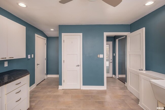 Building Photo - 4640 5th Ave