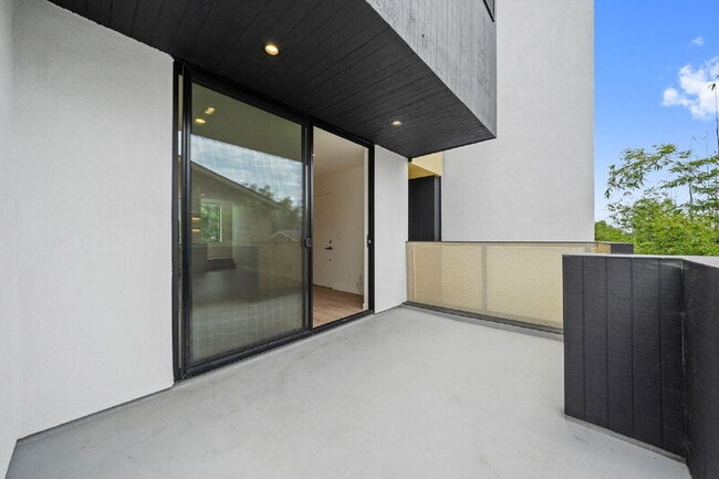 Building Photo - 2664 L St