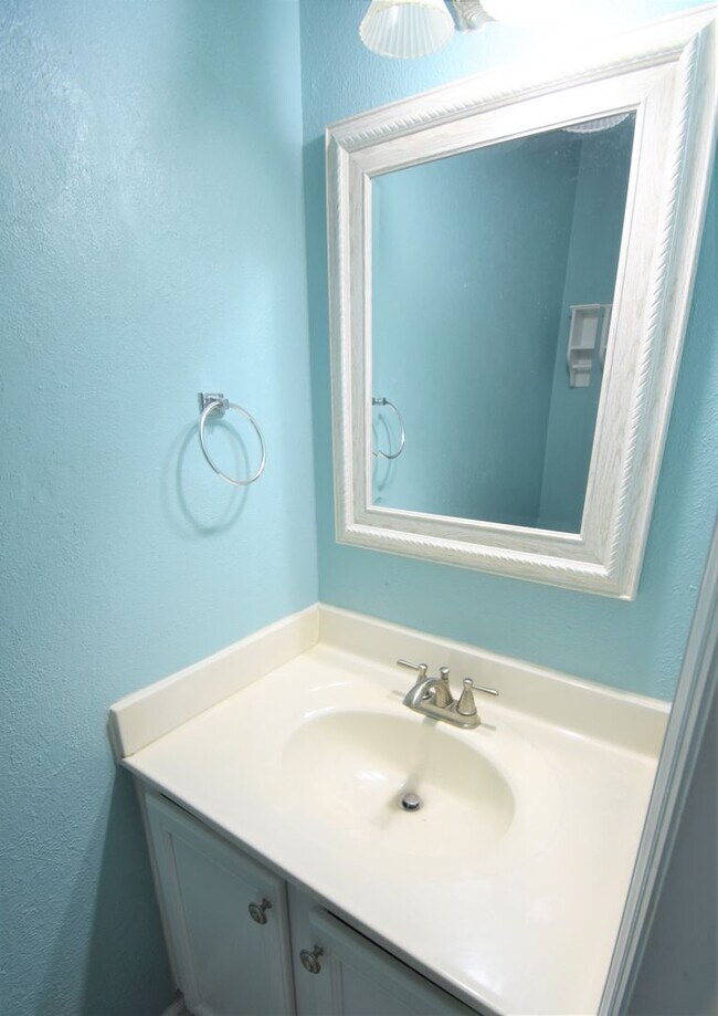 Building Photo - 3 Bedroom 2 Bath with Bonus Rooom