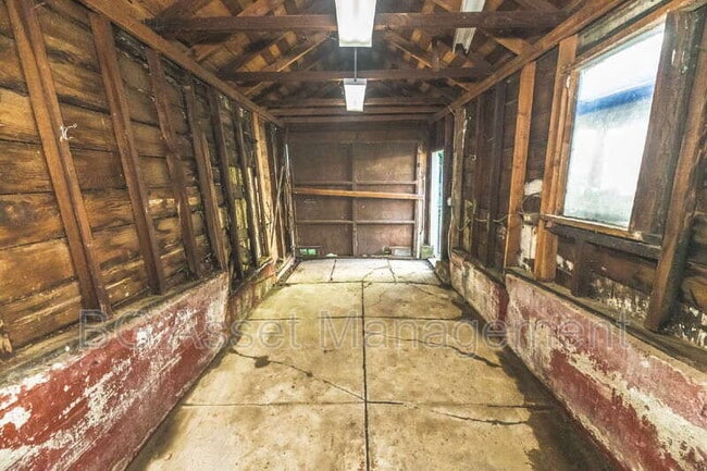 Building Photo - 3808 Lakeshore Ave