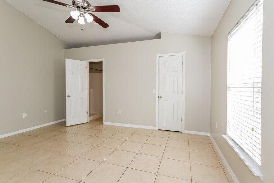 Building Photo - 235 Lobelia Dr