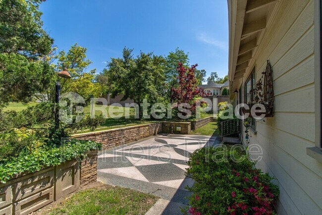 Building Photo - 3315 S Lewis Ave