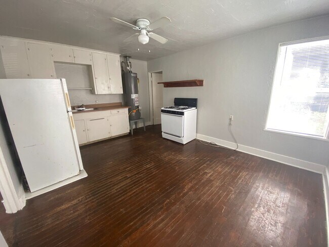 Building Photo - Ave G-5009