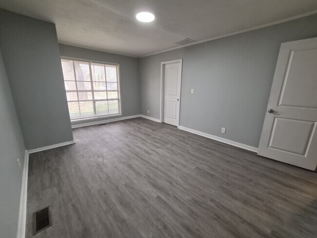 Building Photo - 3747 Ireland Dr