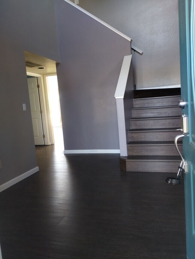 Building Photo - Executive Style Pet Friendly home