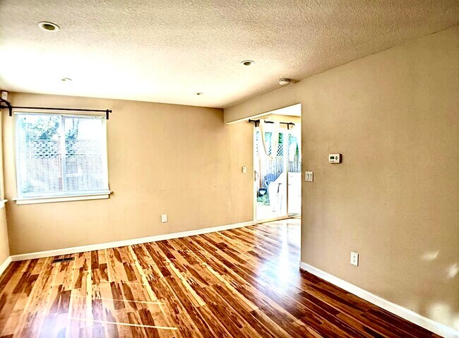 Building Photo - 8010 SE Henry St