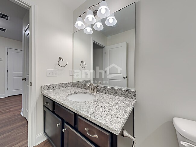 Building Photo - 512 West St