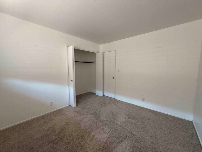 Building Photo - University Ave 3 Bedroom