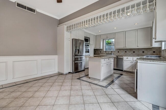 Building Photo - 3-BEDROOM IN ALAMO HEIGHTS W/ POOL