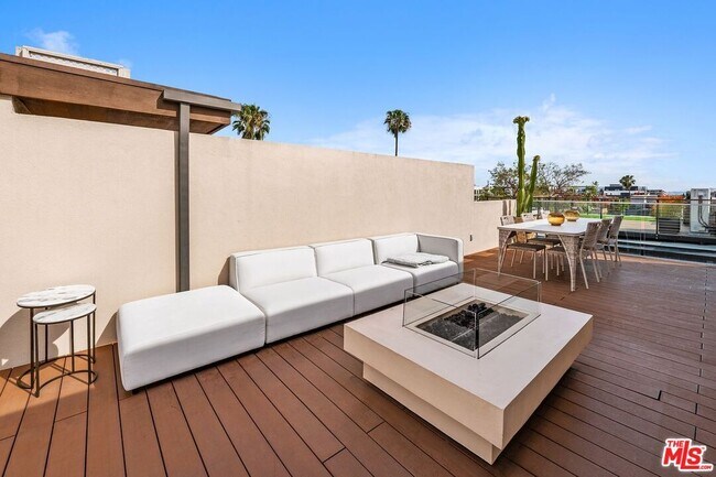 Building Photo - 1251 N Formosa Ave