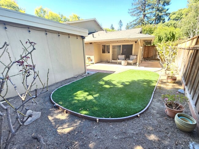 Building Photo - Beautiful Two Bedroom Two Bath Home