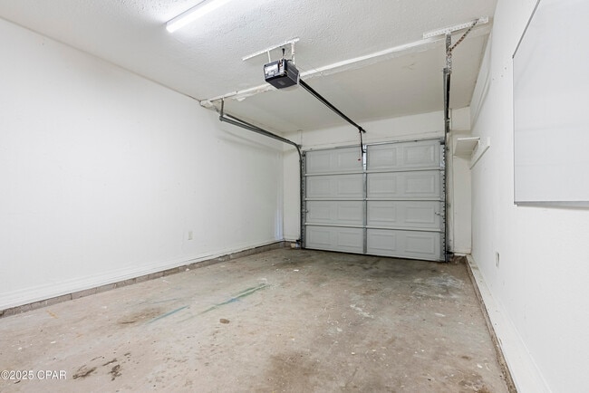 Building Photo - 6453 Oak Shr Dr