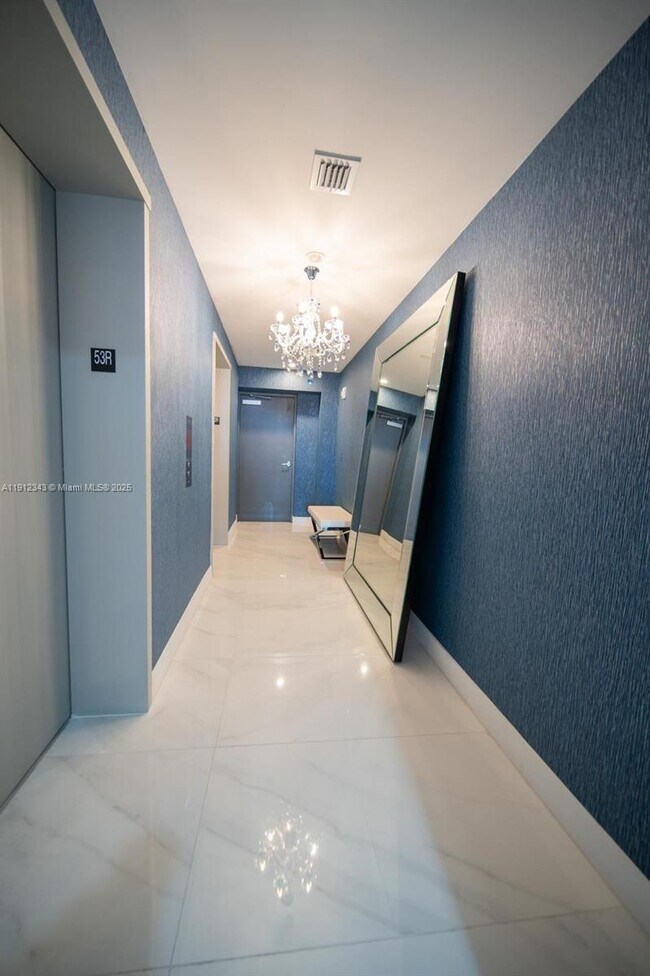 Building Photo - 700 NE 24th St