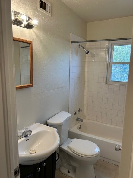 Building Photo - 624 Grande Dr