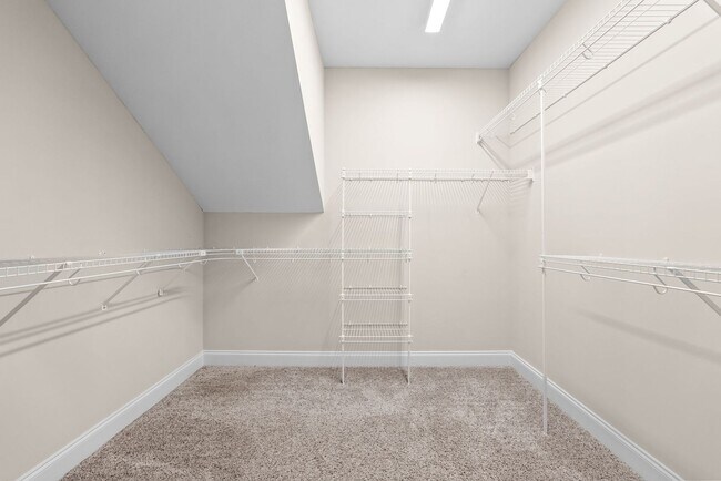 Building Photo - Pet Friendly Three Bedroom with Bonus!