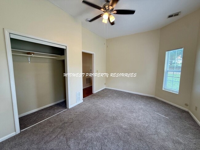 Building Photo - Quaint 2 bedroom 2 bath Near The Square in...