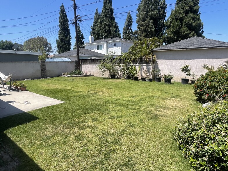Building Photo - 5325 Dunrobin Ave