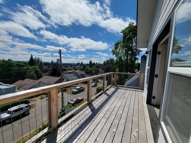 Building Photo - Remodeled, bright and spacious 3 bed close to ferries and base