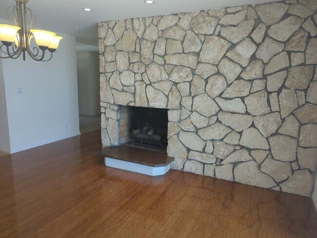 Building Photo - Gorgeous 3 bed 2.5 bath home with stunning Ocean Views and lots of natural light, in the highly s...