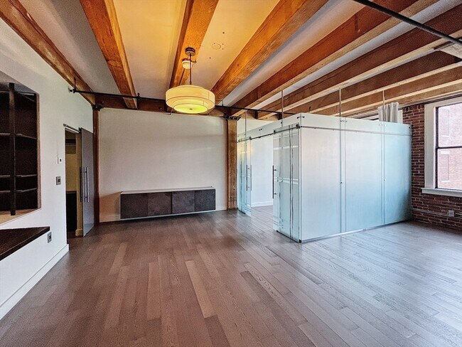 Building Photo - 33 Sleeper St
