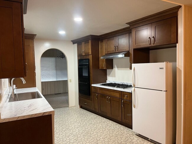 Building Photo - Seniors (must be age 55+) Valle Vista community for occupants age 55 and over community - 2 bedro...