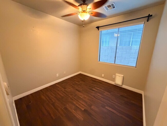 Building Photo - Gorgeous 4Bdm 2.5Ba Anthem Home with a Pool!