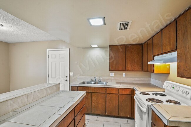 Building Photo - 703 Desert Glen Dr