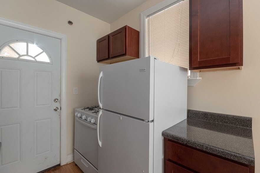 Building Photo - 617 W Cornelia Ave