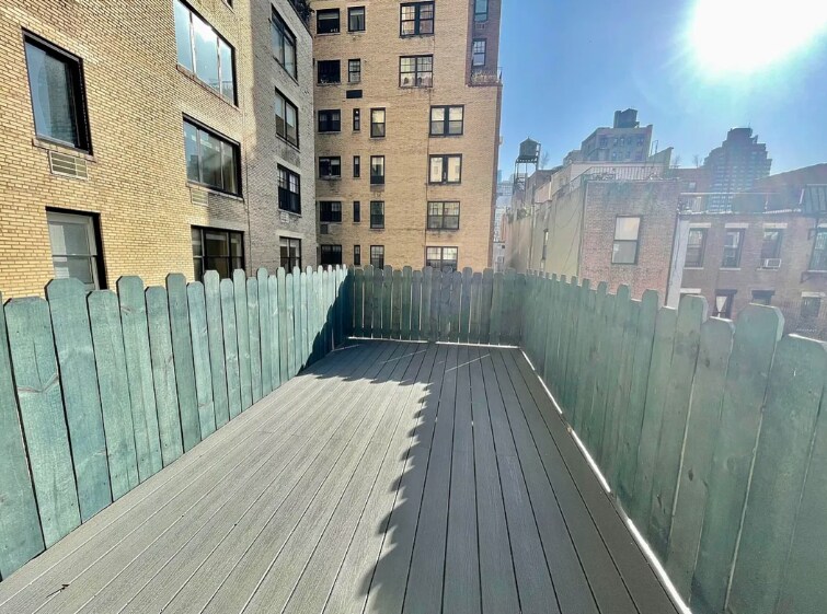 Building Photo - 22 W 68th St