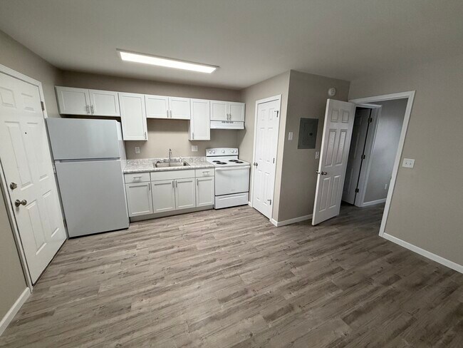 Building Photo - Fairway Court