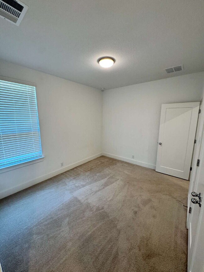 Building Photo - "Charming 4-Bed, 3-Bath Home in Castrovill...