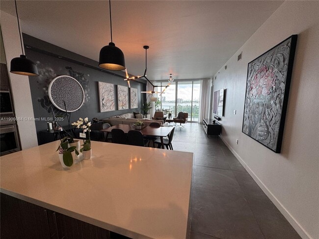 Building Photo - 2020 N Bayshore Dr