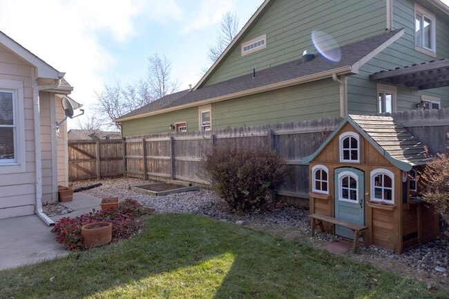 Building Photo - Home backing to foothills