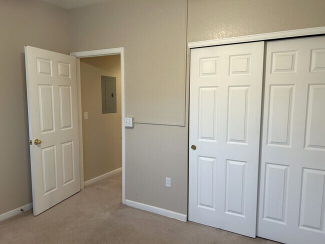 Building Photo - Comfortable 2 Bed 2 Bath Ground-Level Condo in Fort Collins