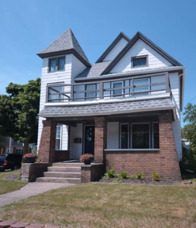 Building Photo - Large 4 Bedroom home!