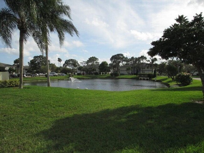 Building Photo - 1512 SE Royal Green Cir