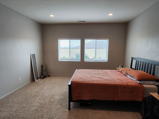 Building Photo - Upgraded Level Entry Home with Mountain Views!