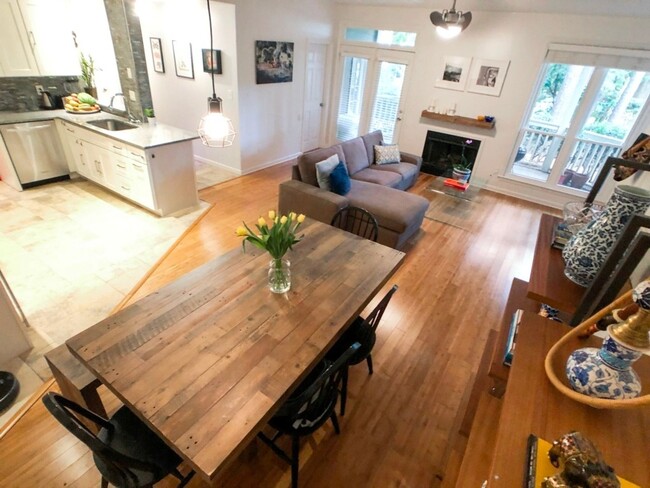 Building Photo - Beautiful Updated 2BR/2BA Condo Near Beltline