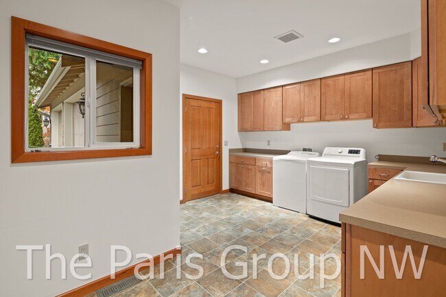 Building Photo - Gorgeous 3,400sf Golf Course Craftsman on ...