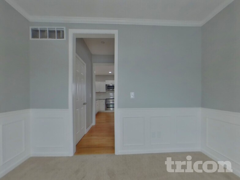 Building Photo - 302 E 123rd Terrace