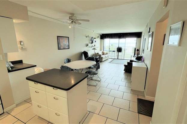 Building Photo - 1500 Park Beach Cir