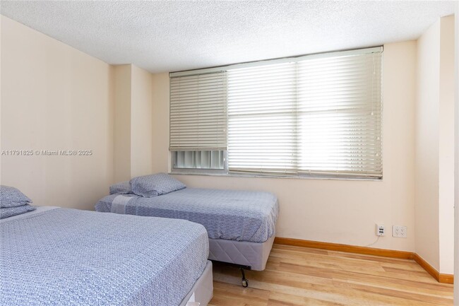 Building Photo - 6039 Collins Ave
