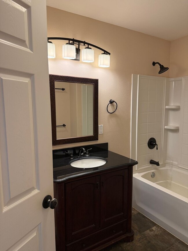 Building Photo - 3BR/2BA Home in Ainaloa!