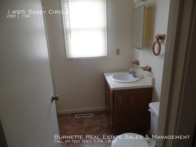 Building Photo - 1495 Sandy Cir
