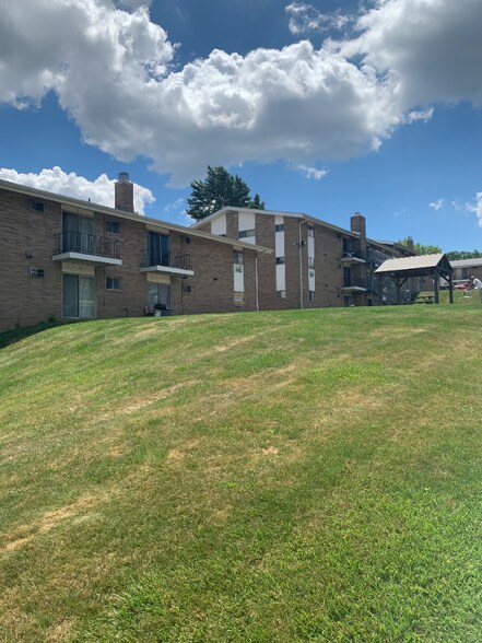 Primary Photo - 20-60-60 S Linden Rd