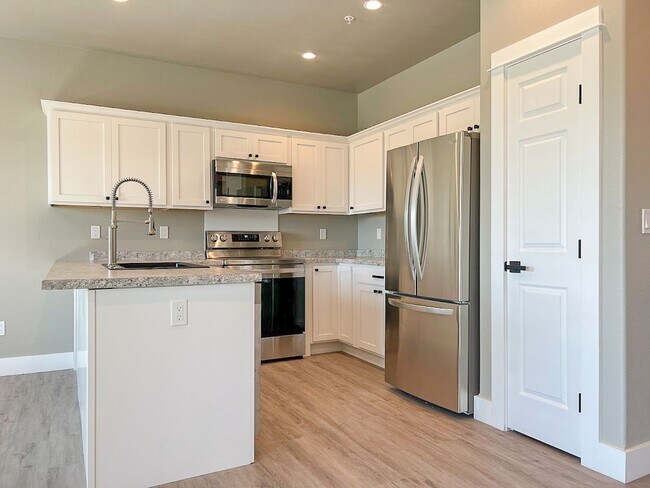 Building Photo - Pet Friendly 2 bed/ 2 bath unit at Soldier Ridge!