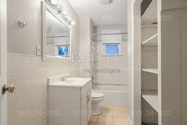 Building Photo - 1747 E Oak St