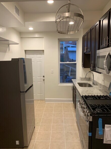 Kitchen_4 - 135 Adams St NW
