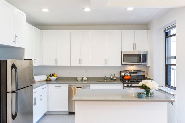 Building Photo - 2375 E 3rd St